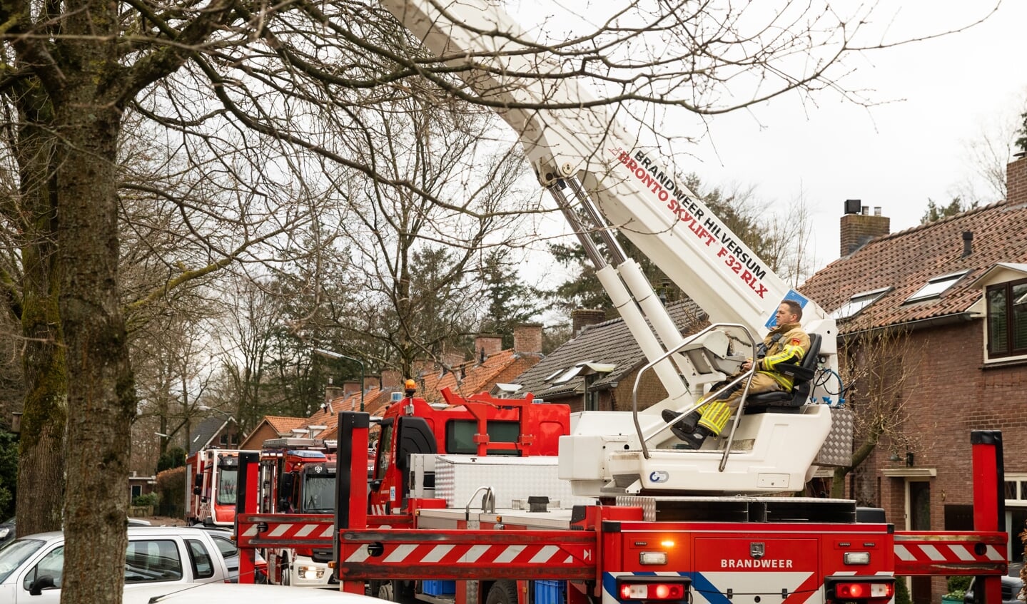 Brandweerkorpsen uit Maartensdijk en Hilversum kwamen ter plaatse. 