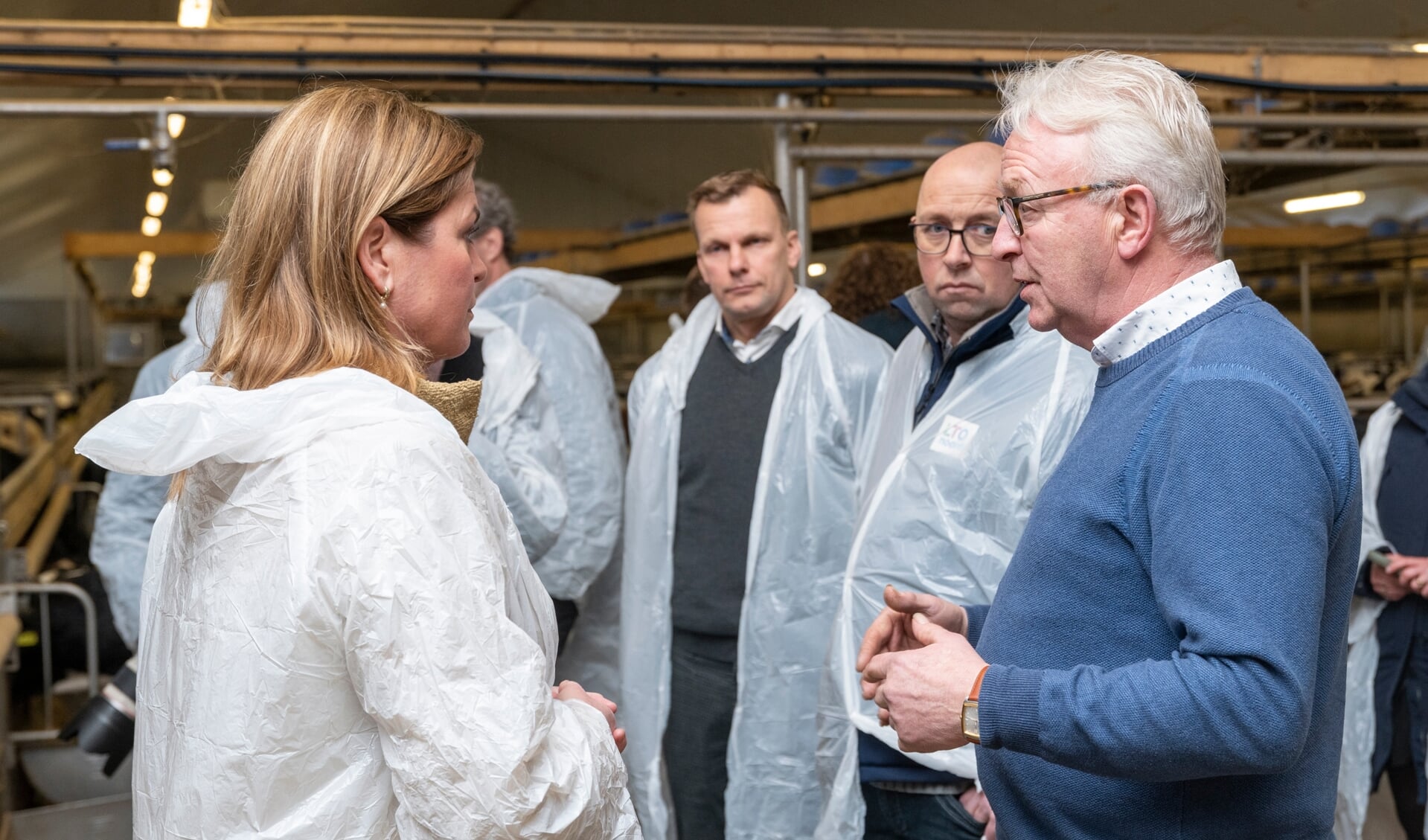 Stikstofminister Christianne van der Wal in gesprek met kalverhouder Jaap Kok uit Lunteren.