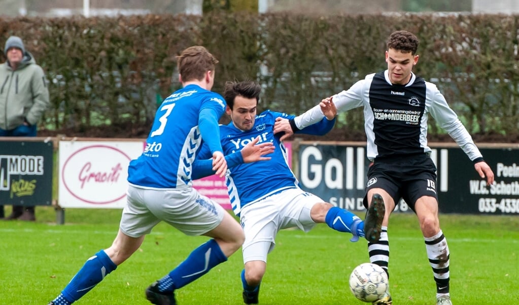 Dave Klarenbeek (midden) in een defensieve actie. Aanvallend kwam SO Soest er niet aan te pas bij VVZA. Het werd 2-0 voor de Amersfoorters.
