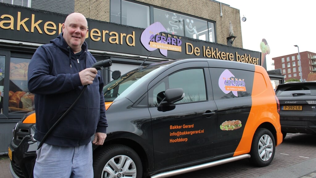 Bakker Gerard zou graag zijn elektrische auto voor de deur van zijn bakkerij opladen.