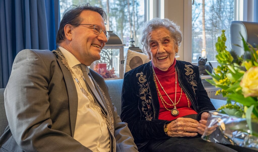 Een stralende mevrouw Verstoep bereikte de leeftijd van 100 jaar en werd gefeliciteerd door loco-burgemeester Weidema van Ermelo.