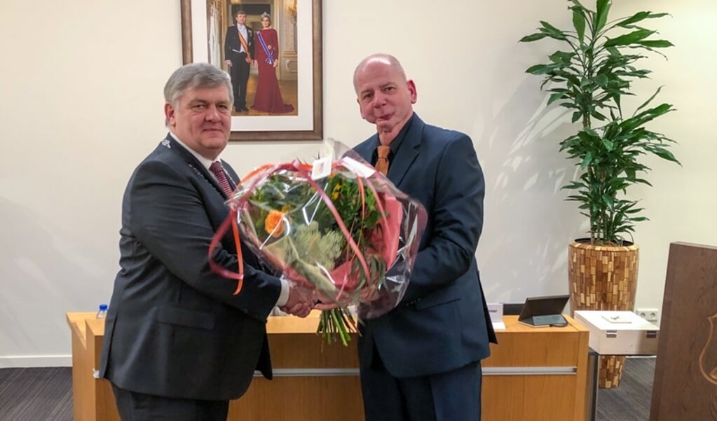 De heer Hoogendijk (rechts) feliciteert burgemeester Lambooij (links).
