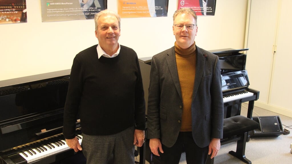 Voorzitter Lammert van de Werfhorst (links) en dirigent Henk van der Maten.