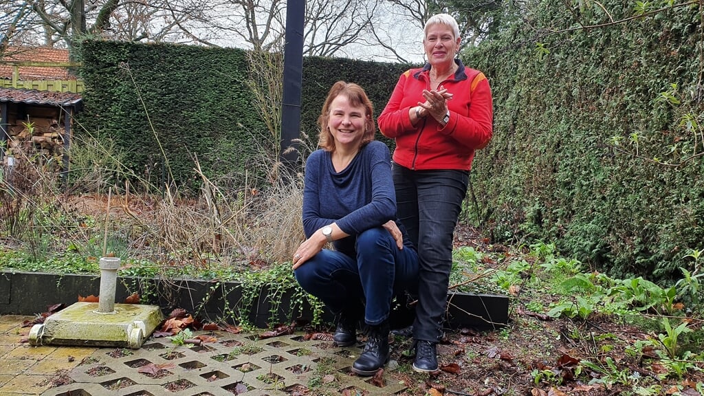 Jeannette Smits (links) en Wilma van Veen ontwikkelden samen het concept 'Wandelen en Meer! ,,Wij willen mensen al wandelend de natuur laten ervaren.