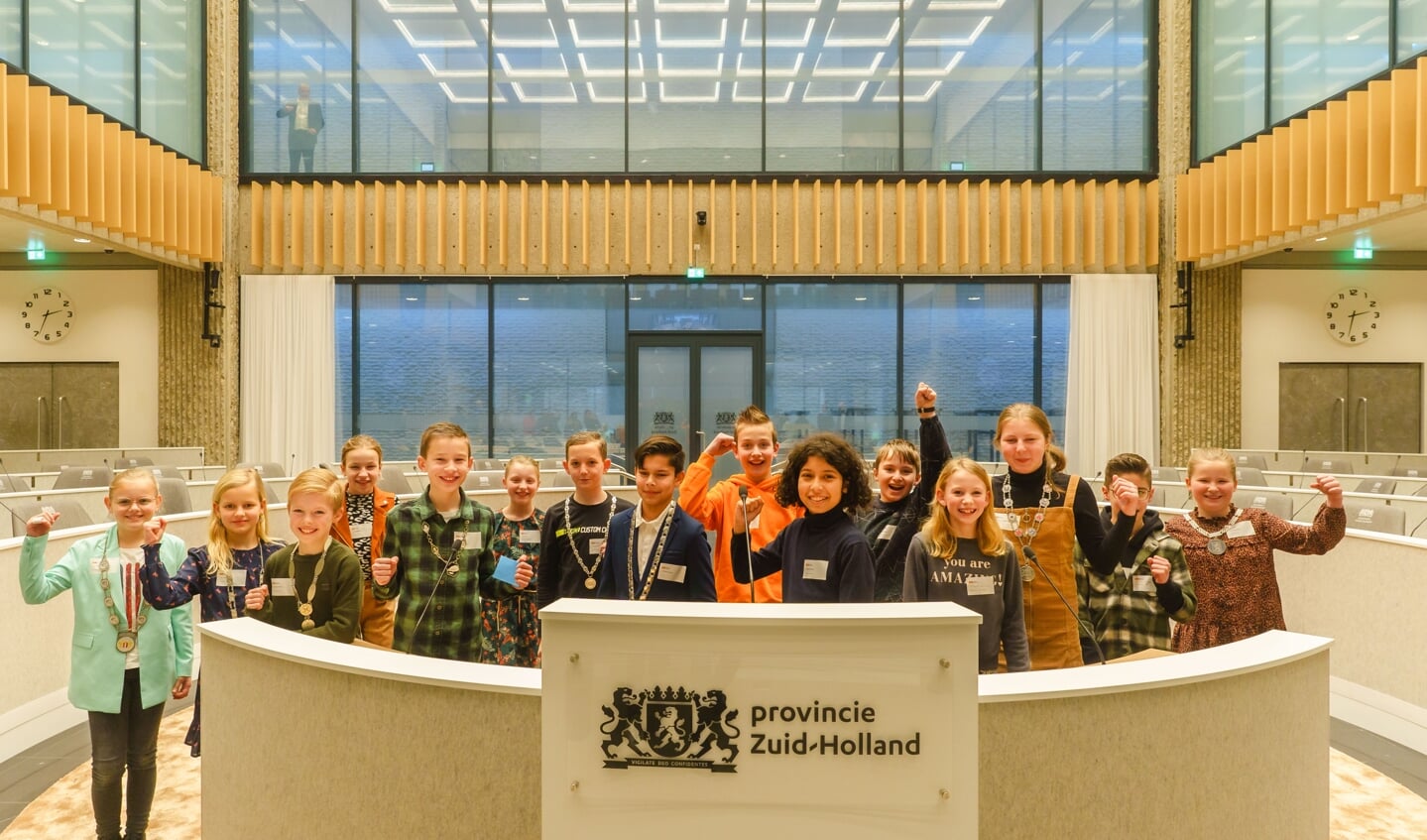 De kinderburgemeesters nemen de statenzaal van de provincie Zuid-Holland in. 
