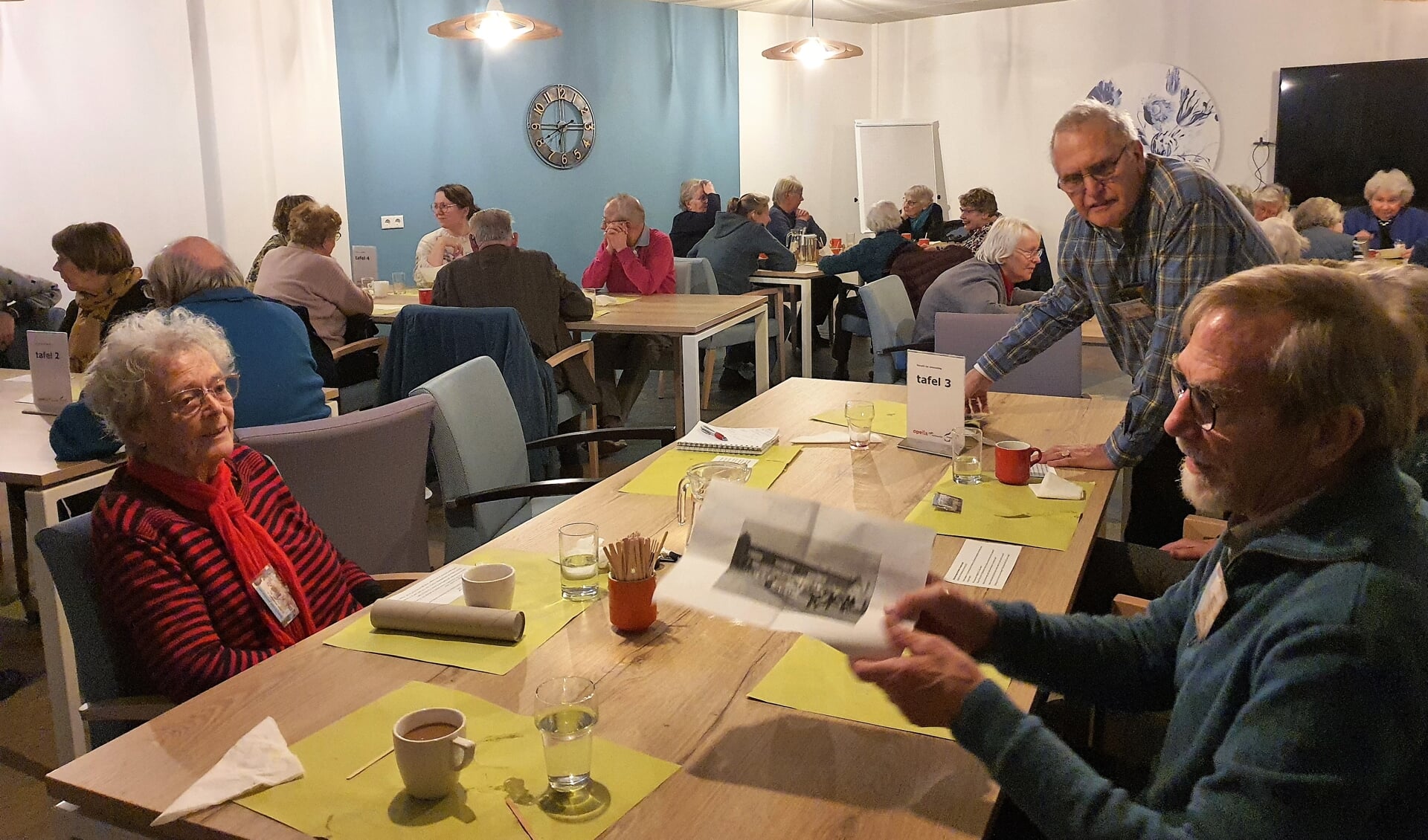 In het Eetcafé van Ontmoeting worden er door ruim 30 ouderen mooie jeugdherinneringen aan hun oude straat opgehaald.