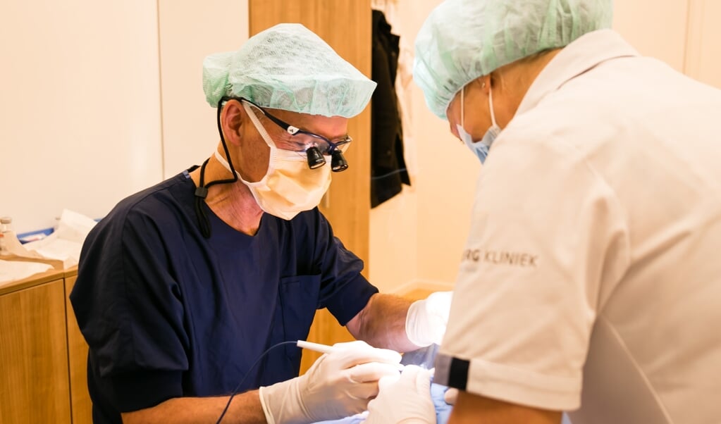 Specialist Wilbert Boek (links) werkt zowel bij Padberg Cosmetiek als in ziekenhuis Gelderse Vallei.