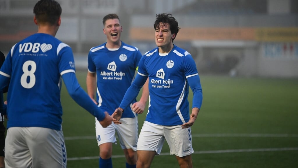 Tom van Donselaar (rechts) viert een treffer met Rody Buitenhuis (8). In het midden Nico van den Brom.