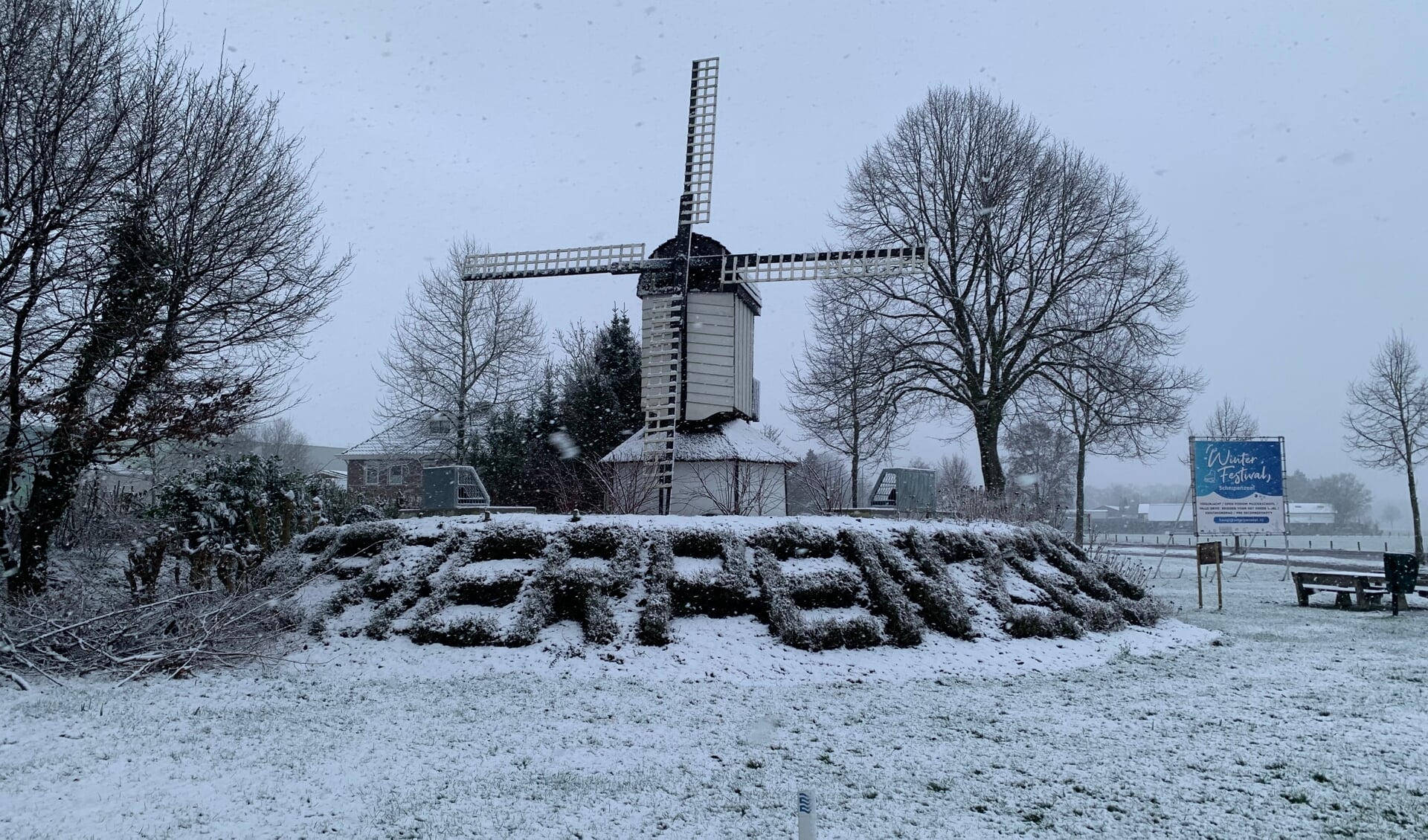De blikvanger van Scherpenzeel, de replica van de standerdmolen, stond vanochtend in een sneeuwwit landschap.