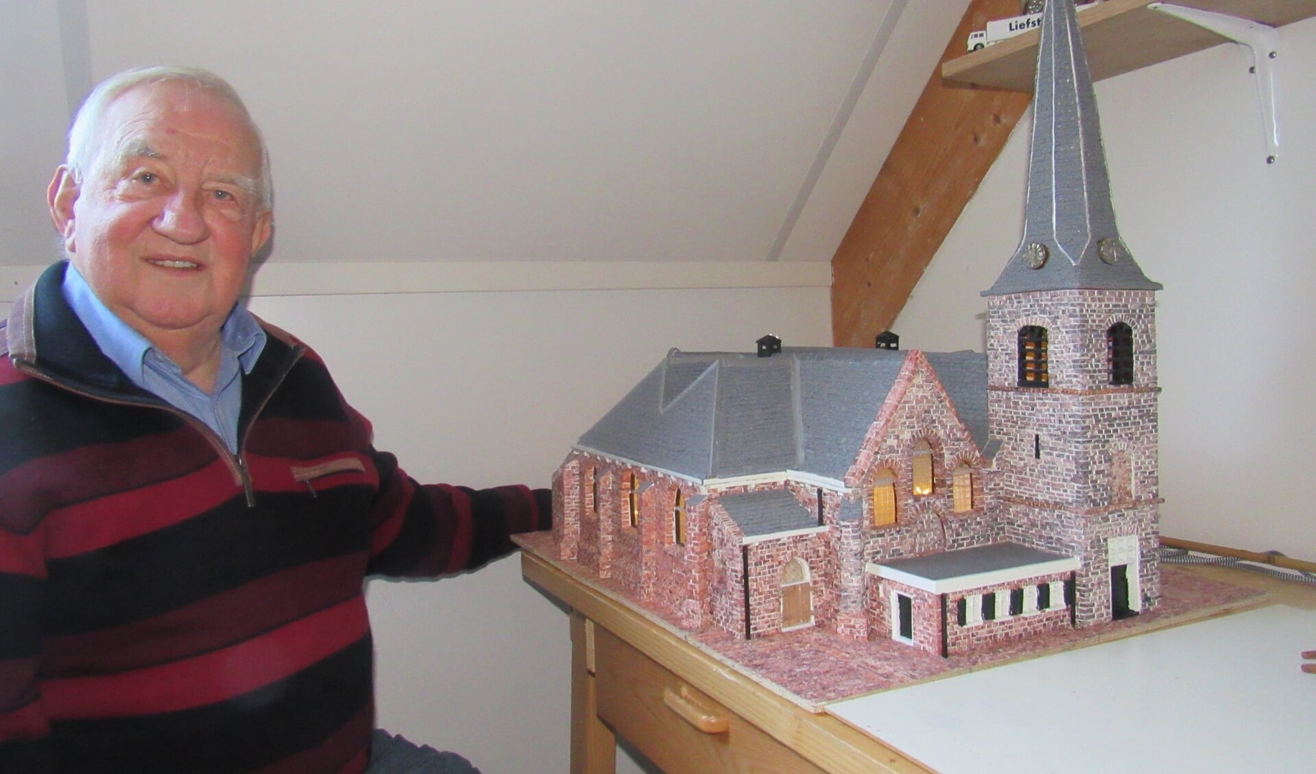 Gerard laat trots zijn prachtige miniatuur van de Oude Kerk zien.