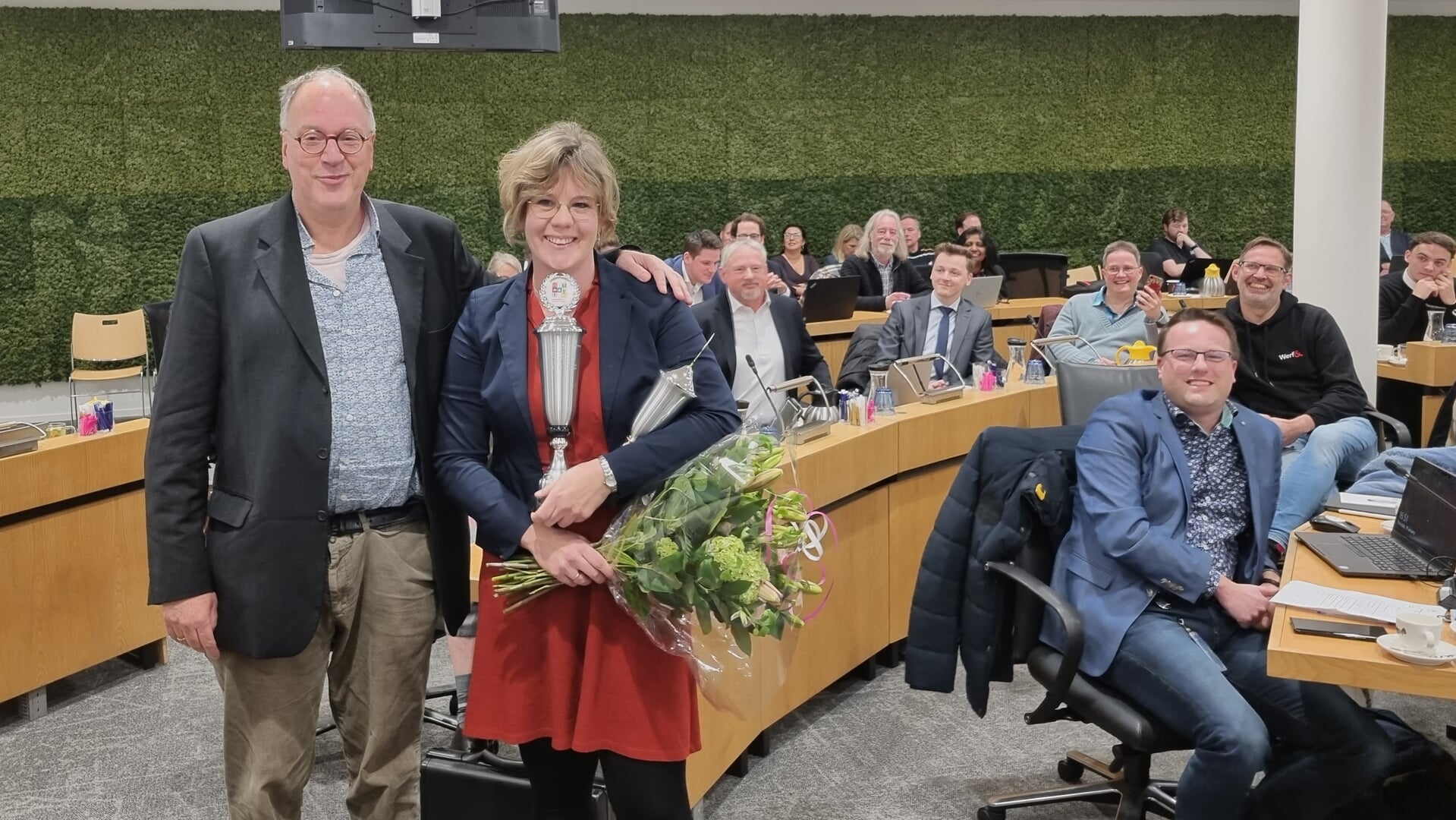 Kim van Goethem heeft zojuist de Peter van Groenigenbokaal uit handen van Frits Verhagen uitgereikt gekregen.