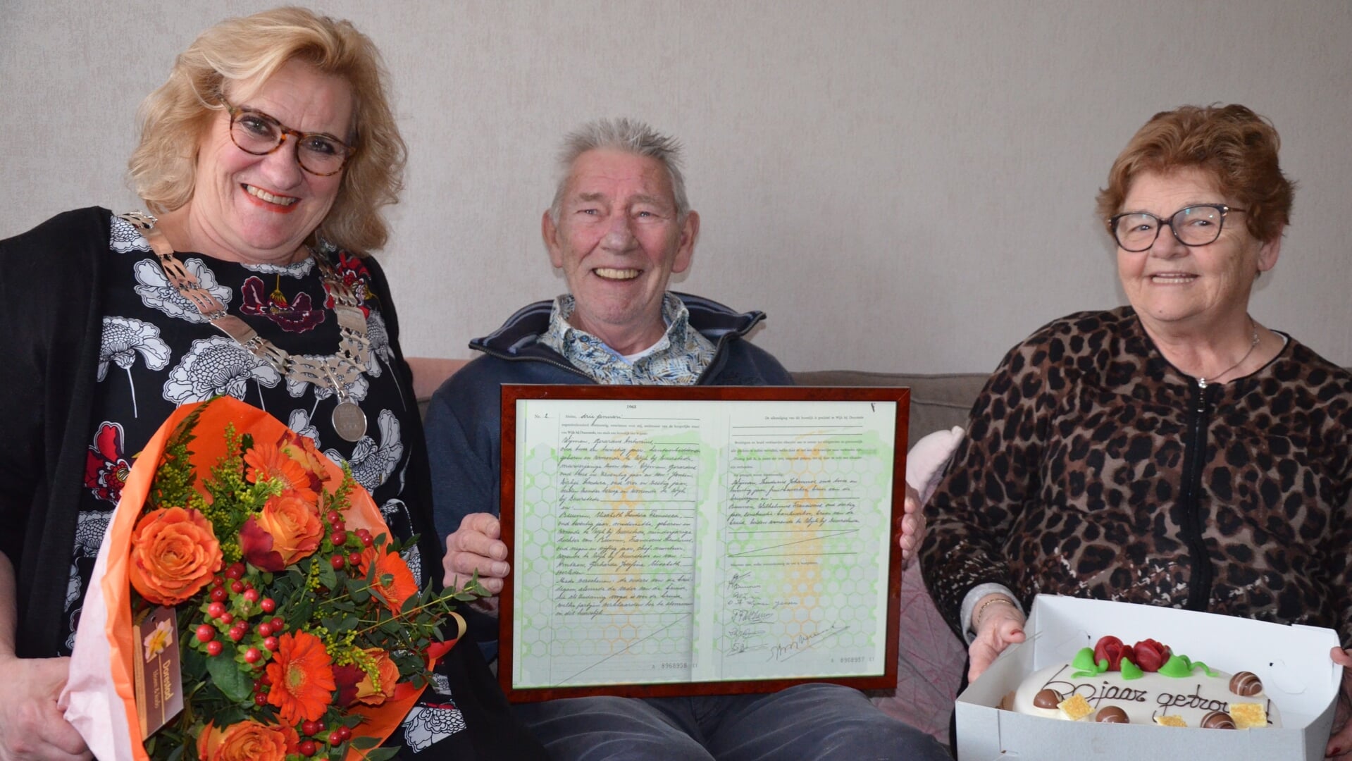 Loco-burgemeester Wil Kosterman feliciteert Gert en Elly Wijman met het 60-jarig huwelijk