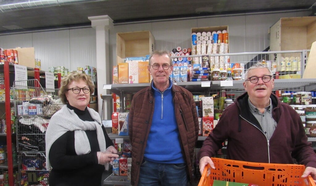 Antoinette (links), Hans (midden) en Paul (rechts) doen goed werk bij de Voedselbank in Harderwijk