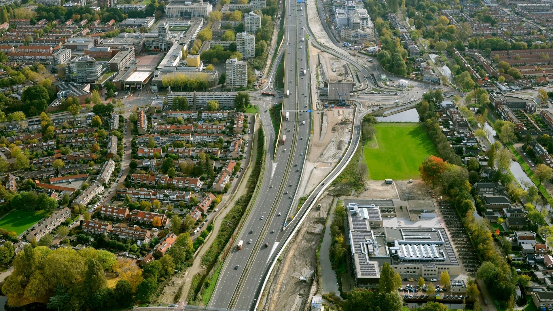 De A9 vanuit de lucht, met rechts de tijdelijke bypass in wording. Rechts in het midden het tijdelijke viaduct.