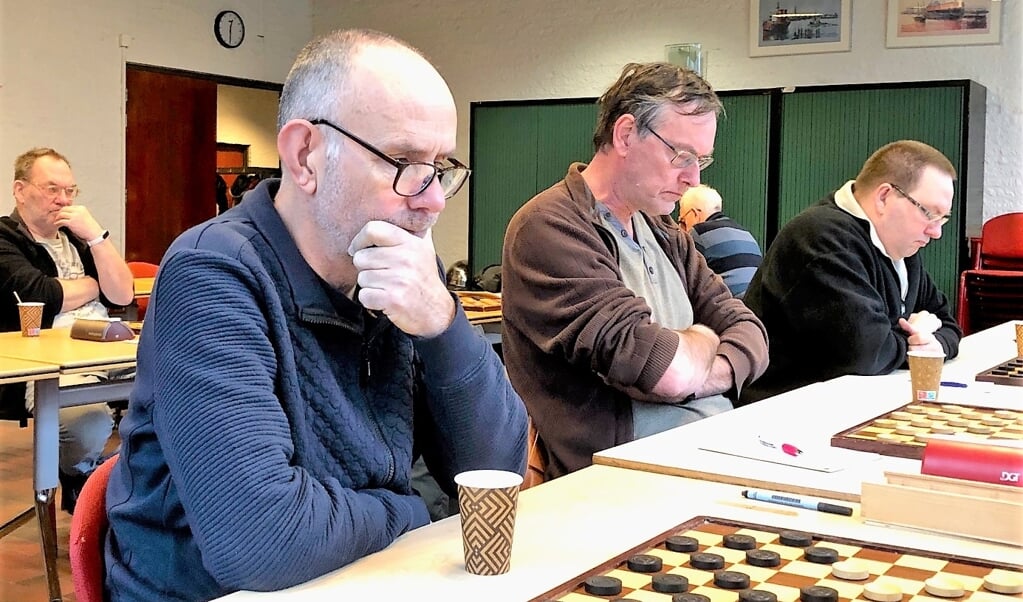Ernstige gezichten van Herman Meijer, Wim Verschoor en Fred Roedolph. Op de achtergrond links Joop Roedolph, die zojuist zijn winst berekend heeft en in zijn vuistje lacht