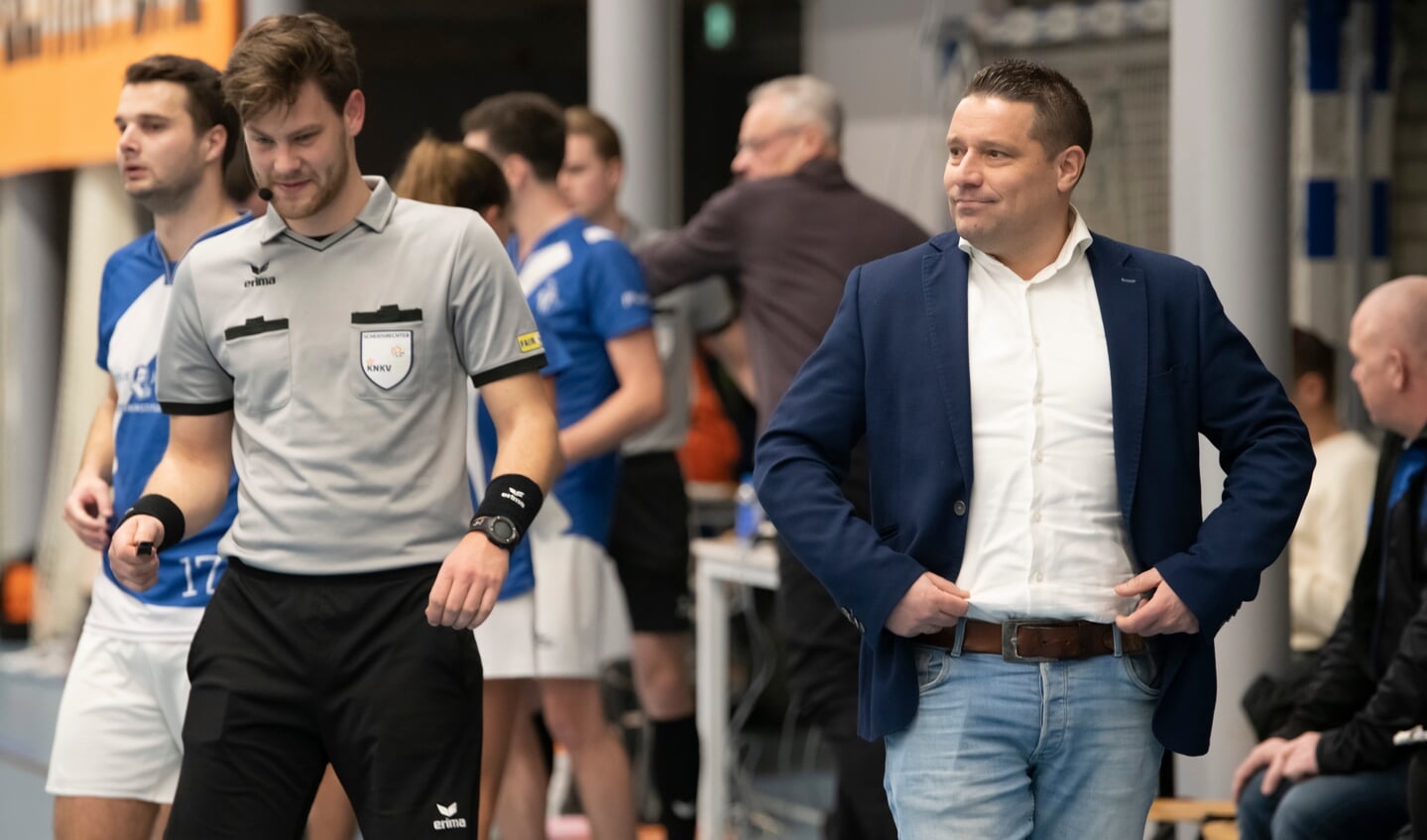 Trainer Hugo van Woudenberg heeft zijn contract met een jaar verlengd en gaat voor een derde seizoen bij Dindoa.