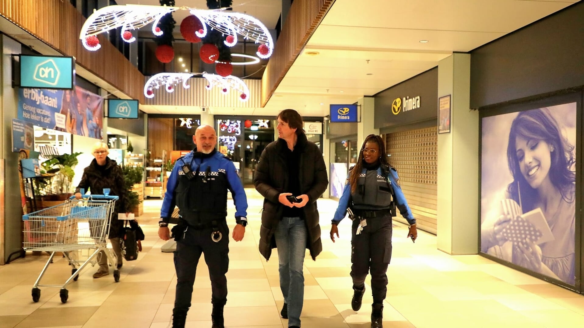 Wethouder Herbert Raat met twee boa´s tijdens een eerder bezoek aan winkelcentrum Middenhoven.