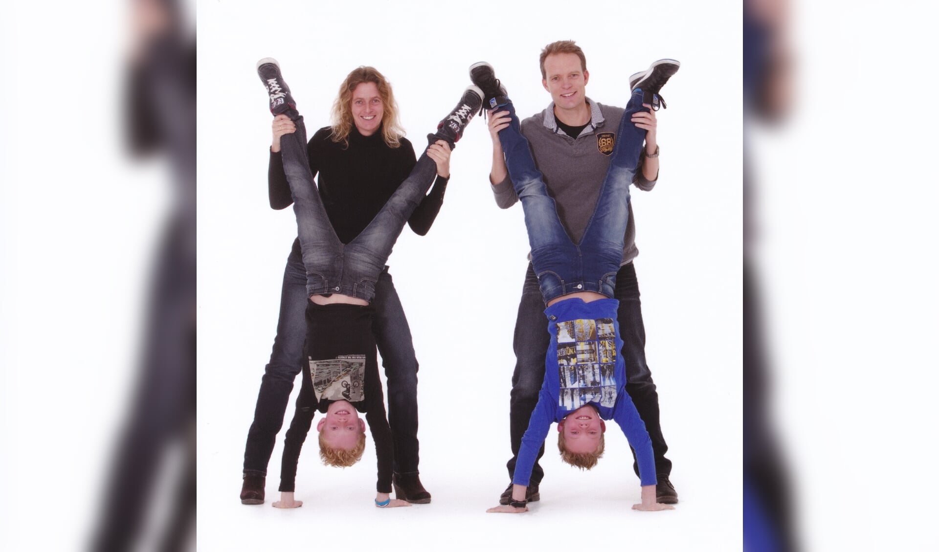 Arjan en Marrie met hun zonen Jessin en Nikai.