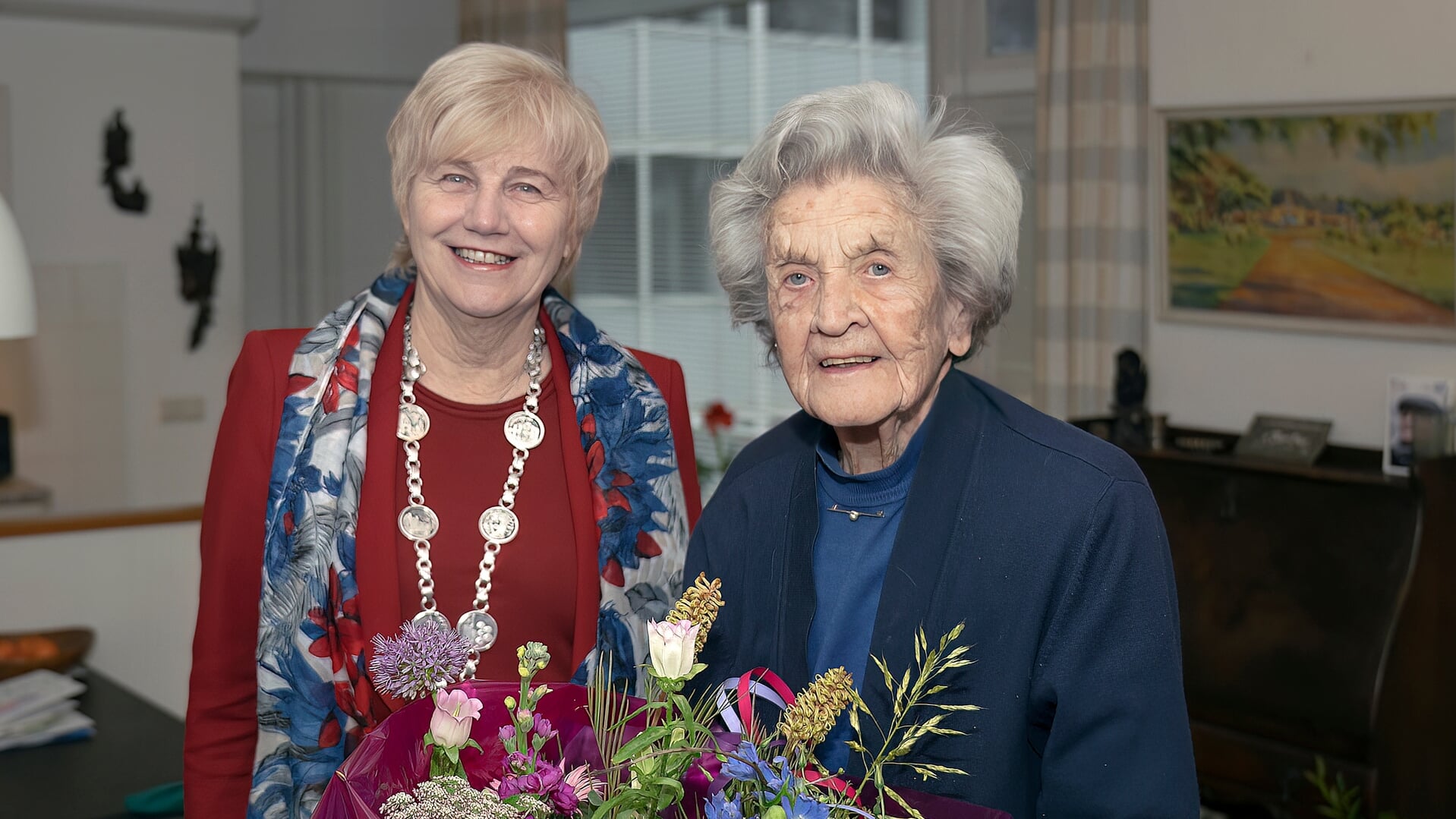 Burgemeester Agnes Schaap op bezoek bij de 100-jarige Mevrouw Els Bannink-Hartman.
