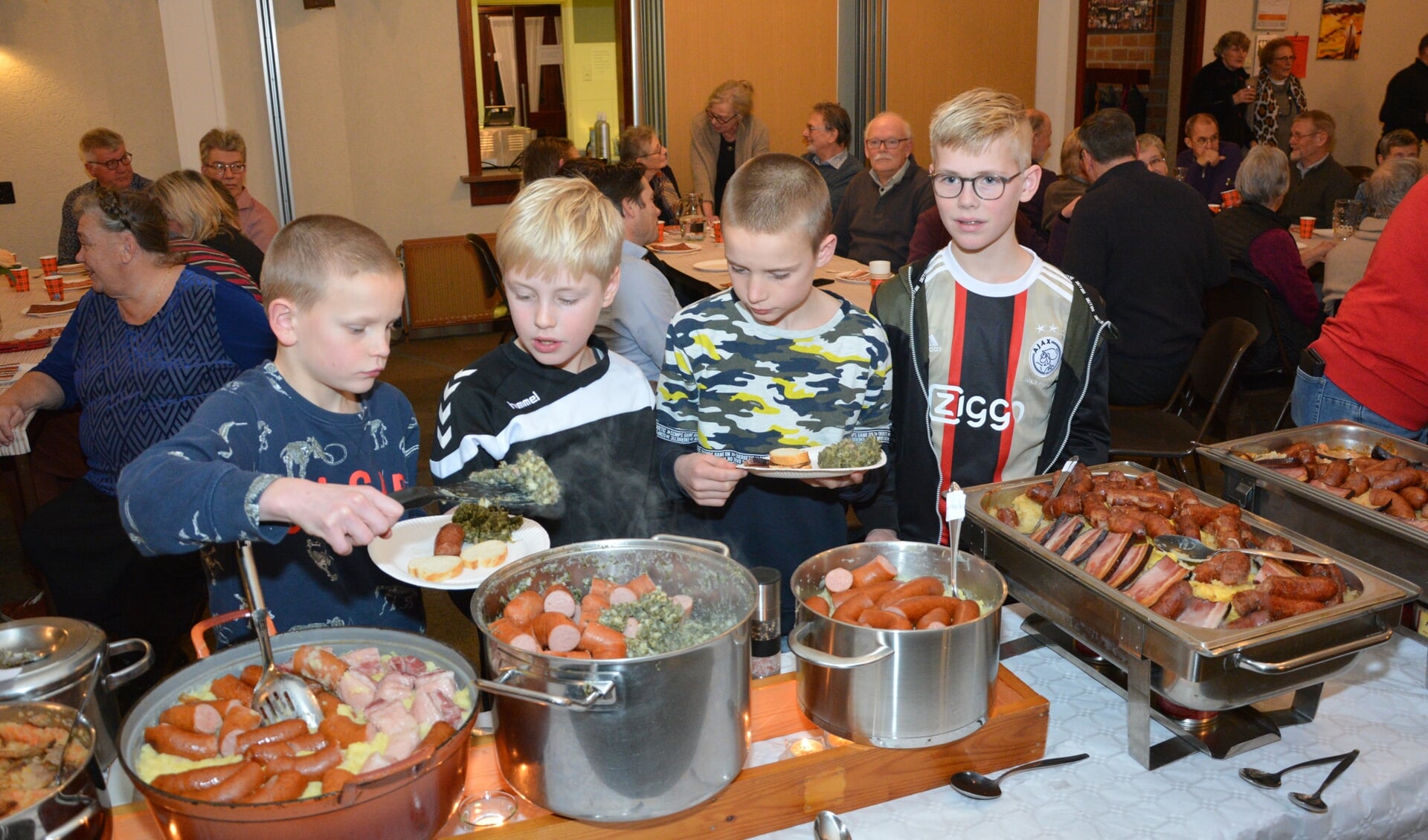 Jonge bezoekers van het stamppottenbuffet in Kootwijkerbroek.