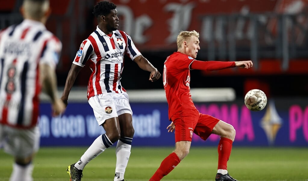 Casper Staring (rechts) verkast per direct van FC Twente naar Willem II. 