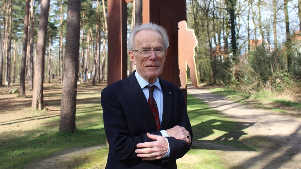 Jan Slomp bij het monument voor schuilplaatsverleners, tegenover de ingang van Kamp Amersfoort. 