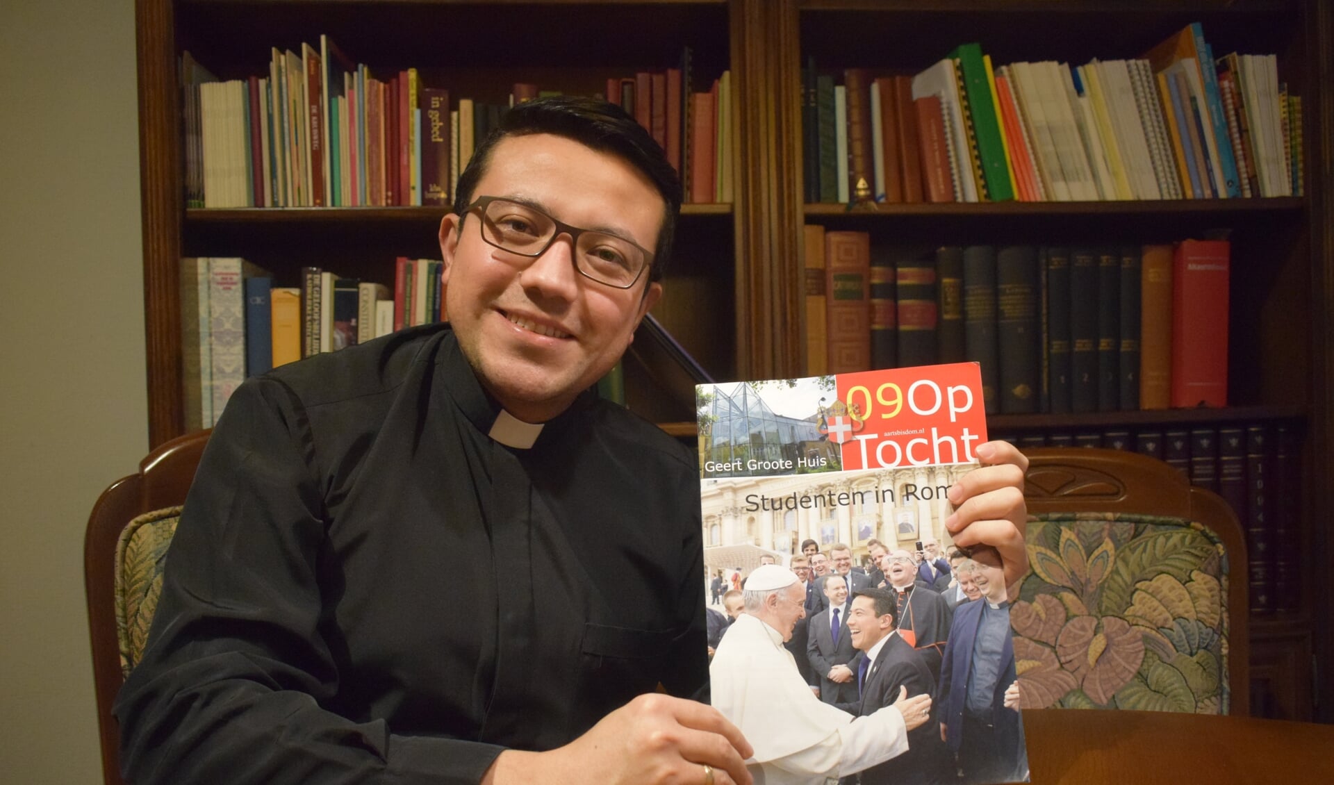 Mauricio Meneses laat het bewijs zien van zijn ontmoeting met paus Franciscus in Rome.