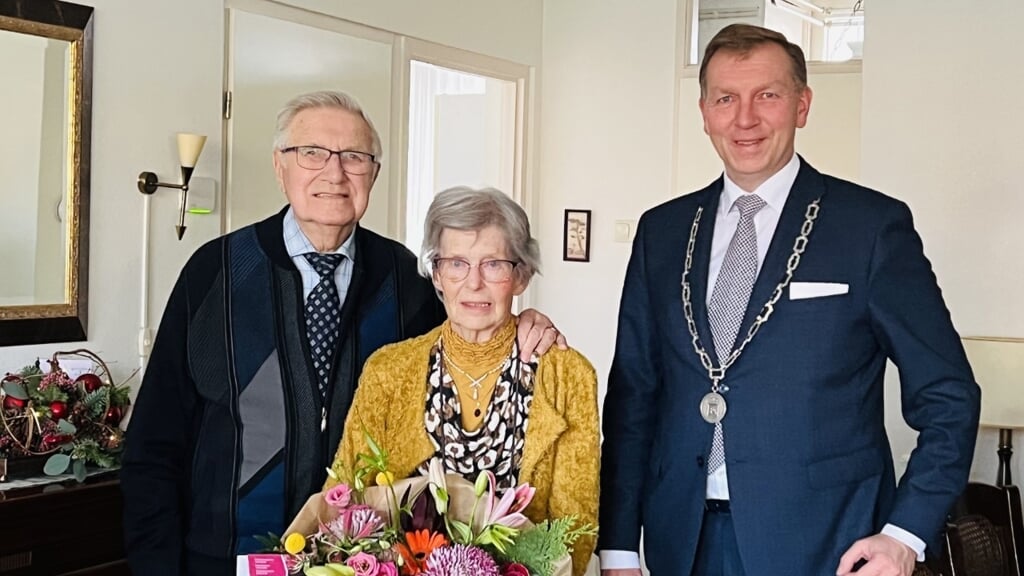 Nel en Kees van Manen kregen bezoek van burgemeester Gert-Jan Kats omdat ze 65 jaar getrouwd waren.