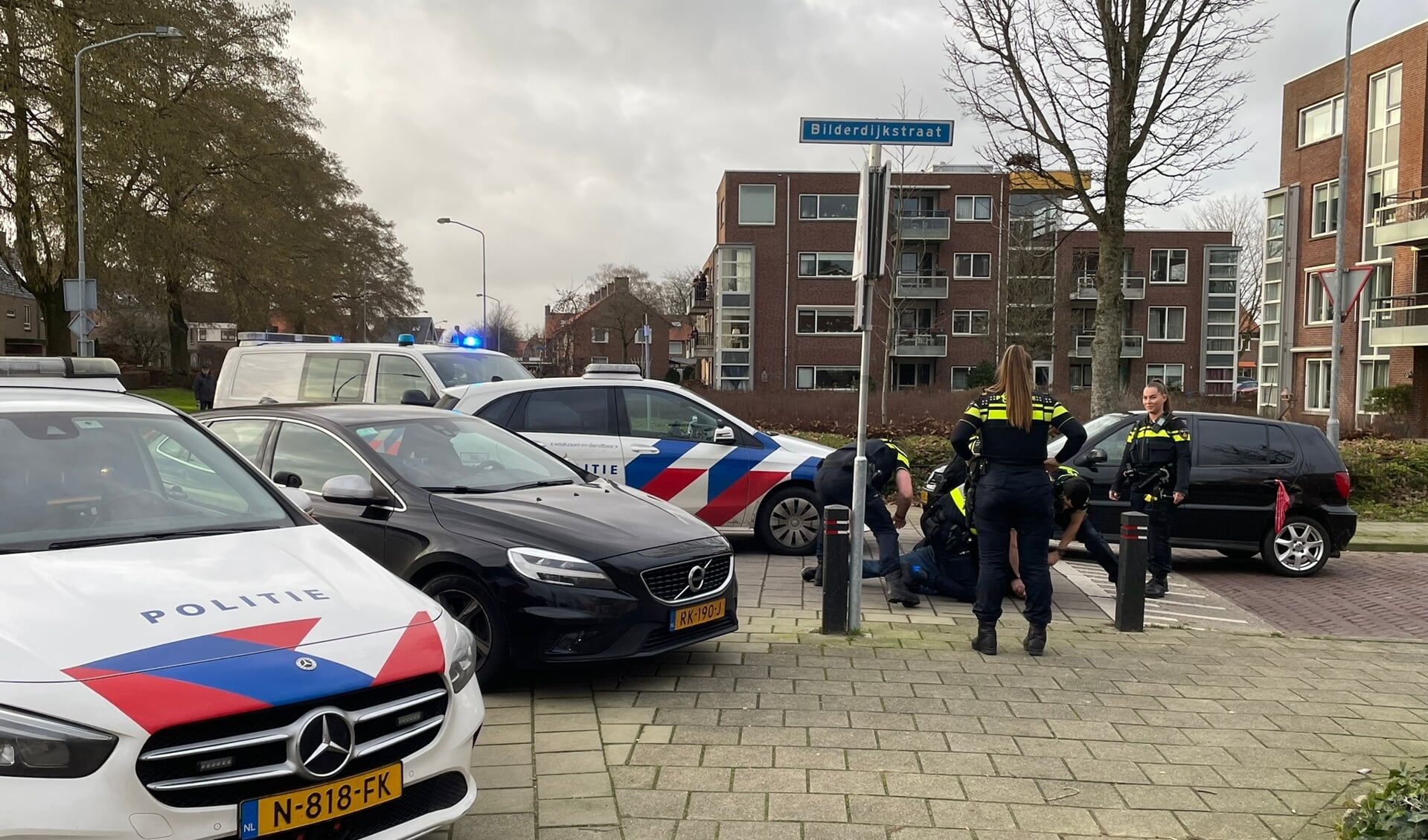 Politie rijdt auto klem in Barneveld en arresteert bestuurder (update