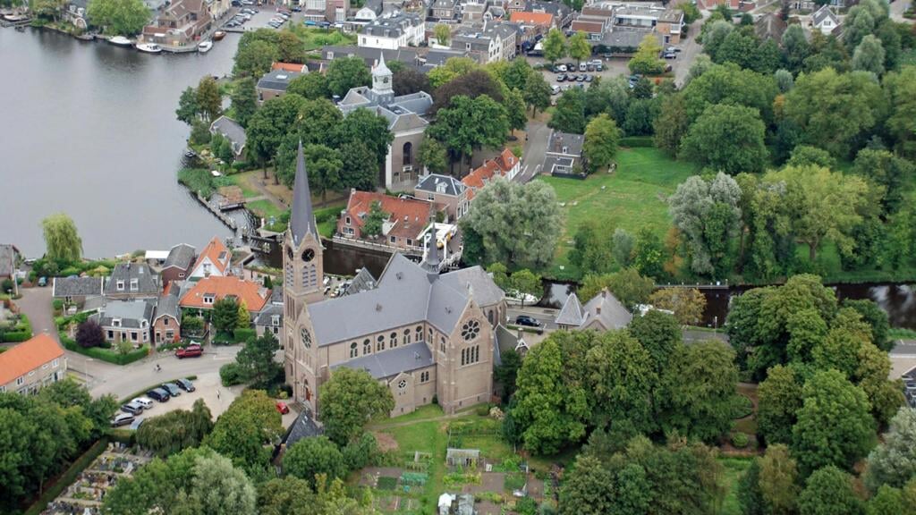 Een 'Ouderkerk aan Zee' moet voorkomen worden, daar zijn commissie en college het over eens.