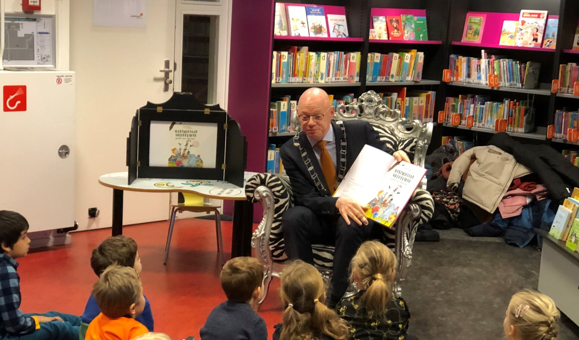 De burgemeester las de kinderen voor.