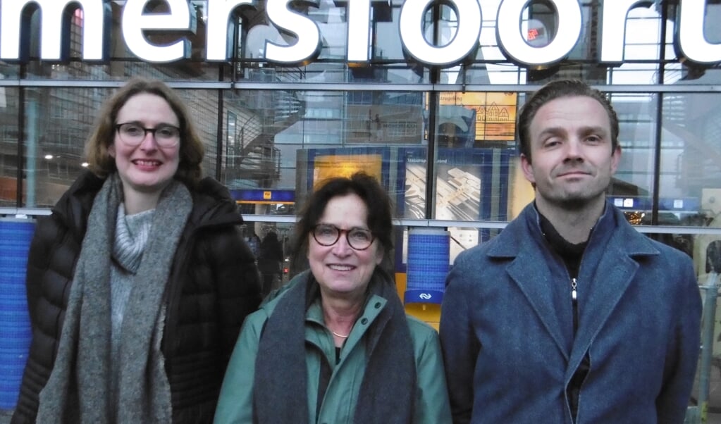 Diana Kostman, Elske Berkhout en Maarten van ’t Klooster geven lezingen over kunst voor de Volksuniversiteit.