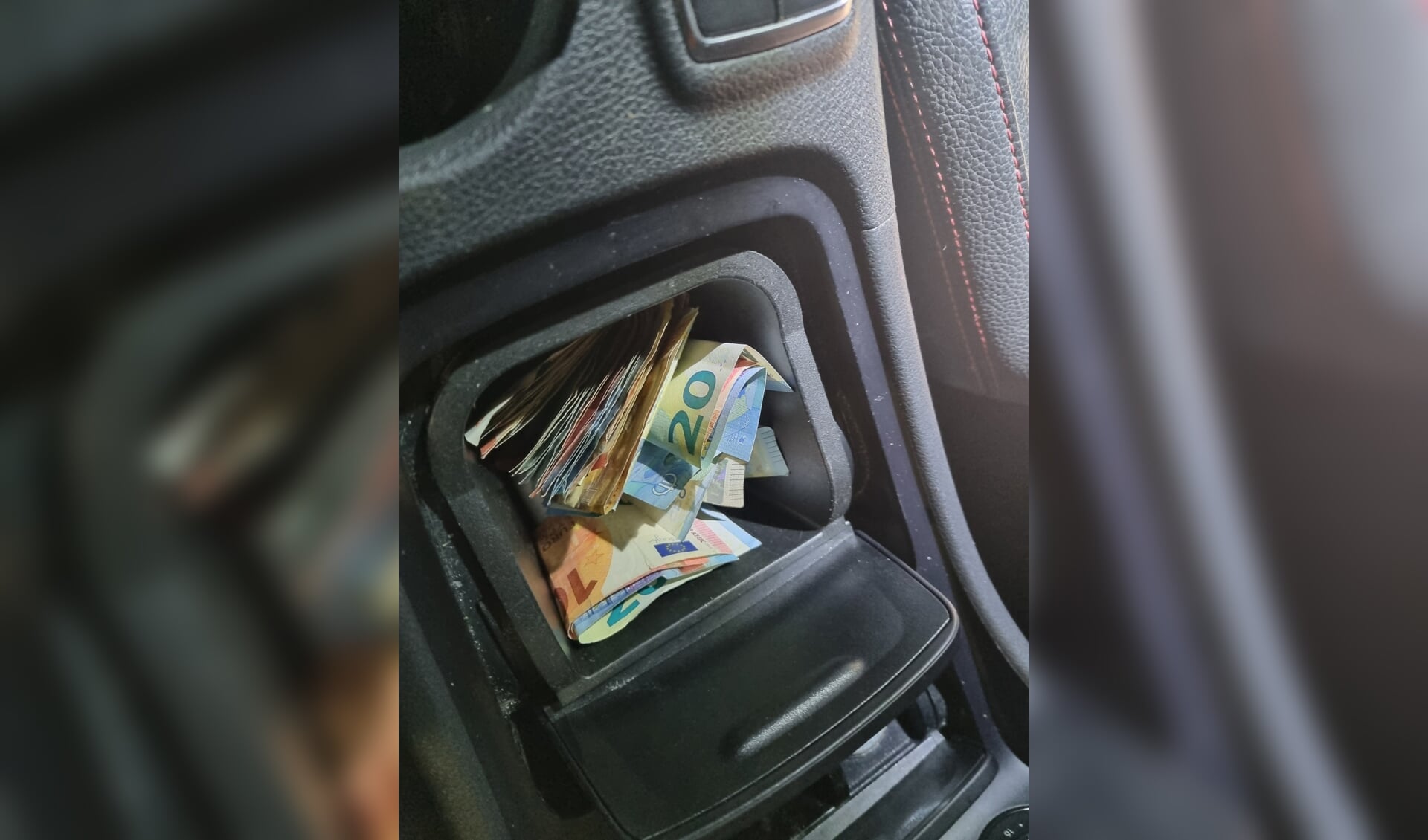 In de auto van de drugsdealer werd een flinke stapel contant geld aangetroffen. 