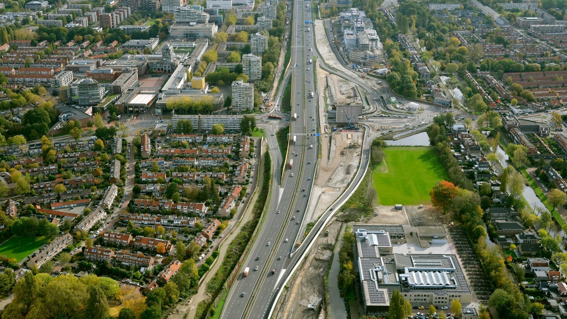 De A9 vanuit de lucht, met rechts de tijdelijke bypass in wording. Rechts in het midden het tijdelijke viaduct.