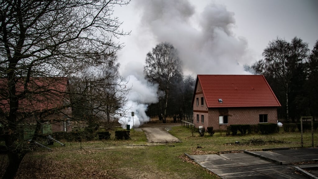 Uit twee huizen komt een hoop rook en en daarna klinkt meermaals een schietgeluid.