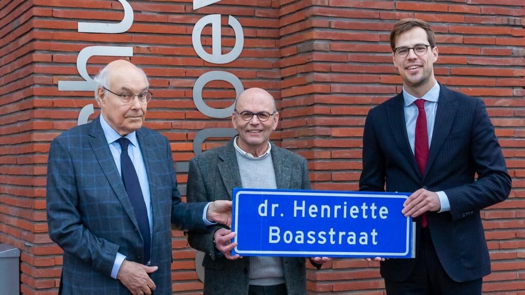 Familie van Henriëtte Boas toont trots de nieuwe straatnaam van de oud docente aan het Haarlemmermeer Lyceum Badhoevedorp.