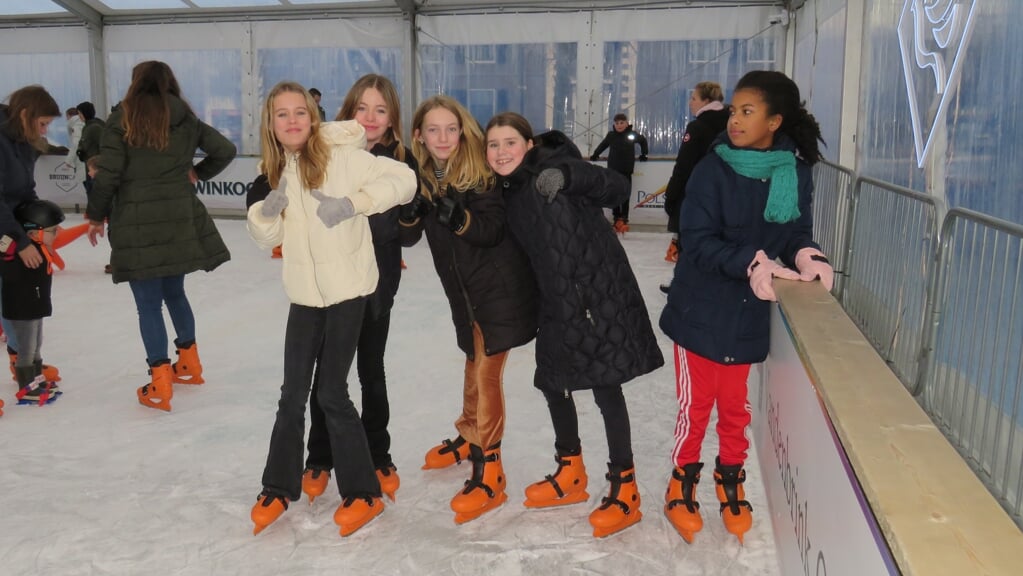 Sportieve dames poseren op de ijsbaan in Ermelo. IJs in Ermelo loopt nog tot en met zondag 7 januari. 