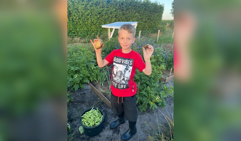 Finn (9) uit Berlijn geniet van het helpen in de moestuin.