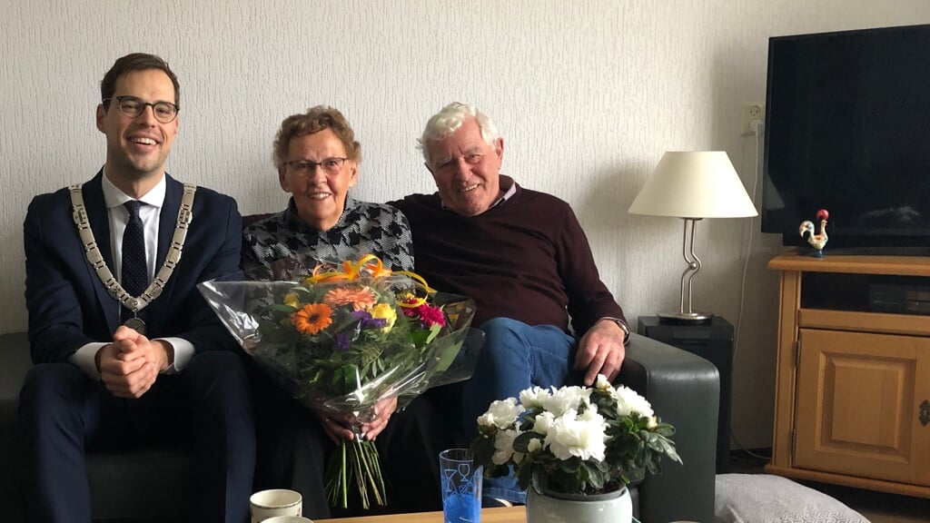 Locoburgemeester Jurgen Nobel op de bank bij het 60 jaar getrouwde echtpaar Brandt.