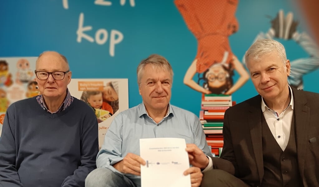 v.l.n.r.: Jaap Groeneveld (voorzitter Huurdersbelangenvereniging HBV-HW), Jos Sleyfer (directeur-bestuurder Heuvelrug Wonen) en wethouder Hans Buijtelaar. 