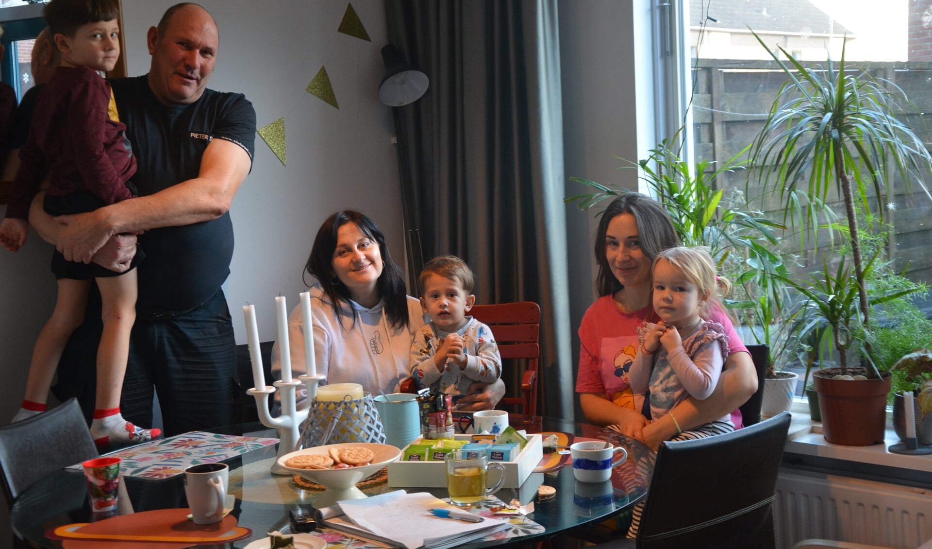 William, Lena (midden) en Nathaly met drie van de kinderen. (foto Dick van der Veen)