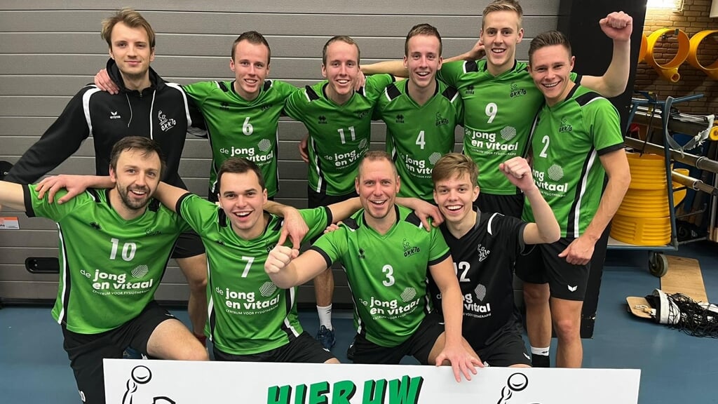 Het Hardinxveldse vlaggenschip viert hun overwinning op Hendrik-Ido-Ambacht Heren 1