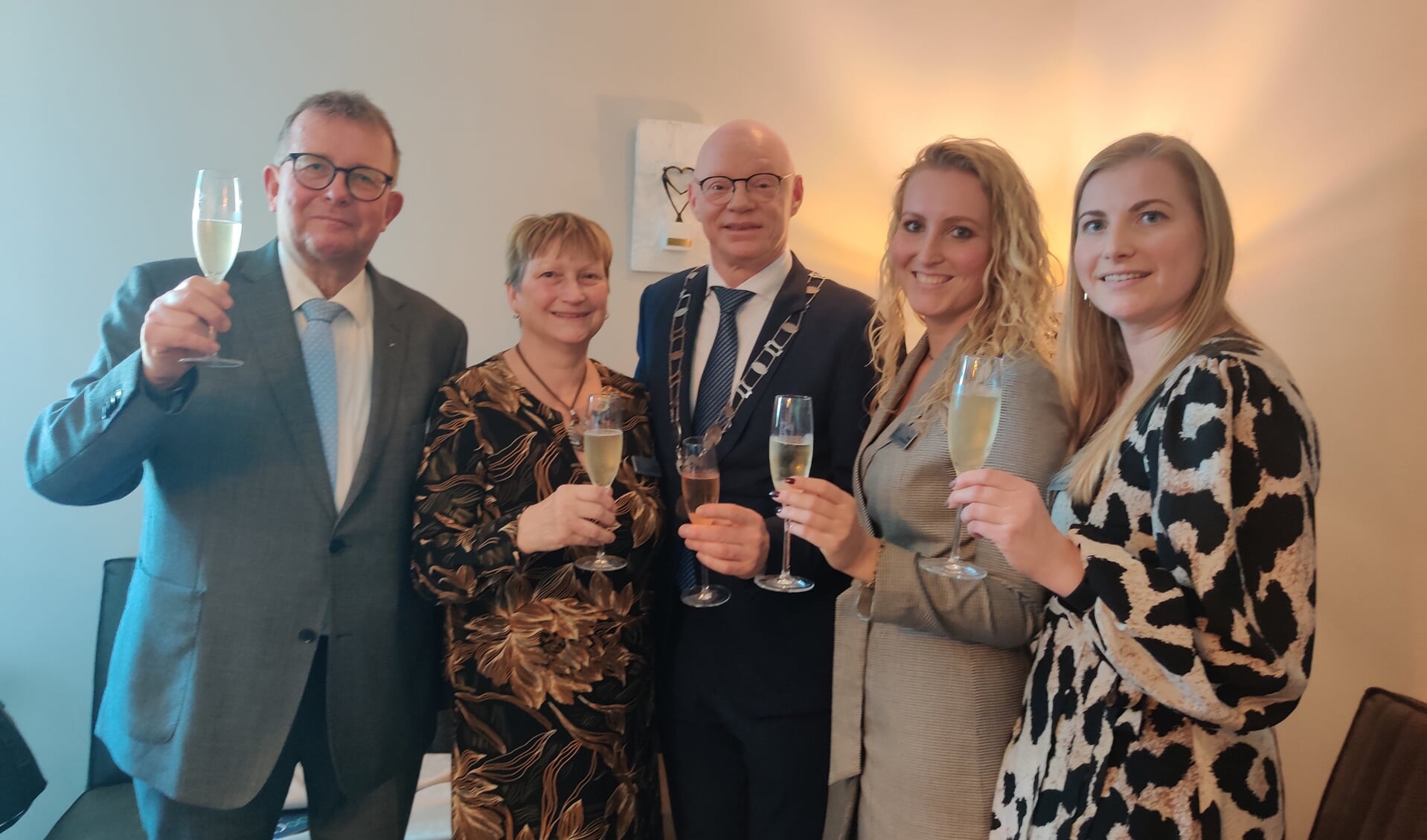 Burgemeester Isabella en familie Van Rijnsoever toasten op de opening van Afscheidshuis De Boog