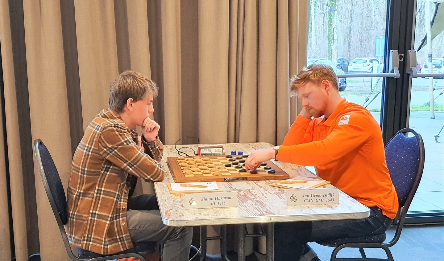 Simon Harmsma (links) en Jan Groenendijk, beiden lid van WSDV, speelden in de eerste ronde tegen elkaar. Groenendijk won de partij.