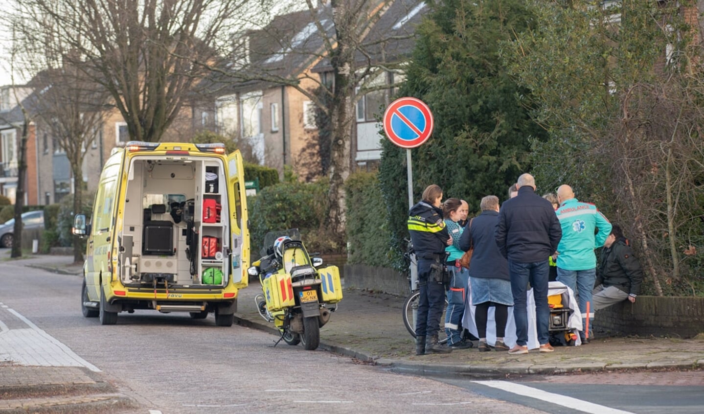 De fietser is per ambulance naar het ziekenhuis gebracht.