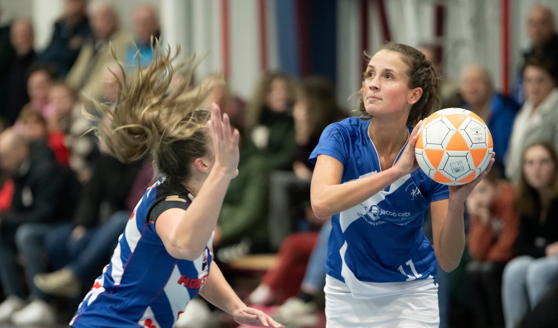 Aniek Odding in balbezit tegen KV Heerenveen. ,,Als we zaterdag van SCO winnen, doen we echt mee."