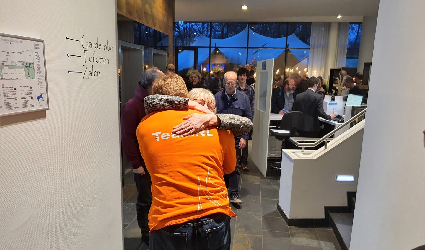 Na het behalen van de Nationale damtitel wordt Jan Groenendijk hartelijk omhelst door zijn trotse moeder.