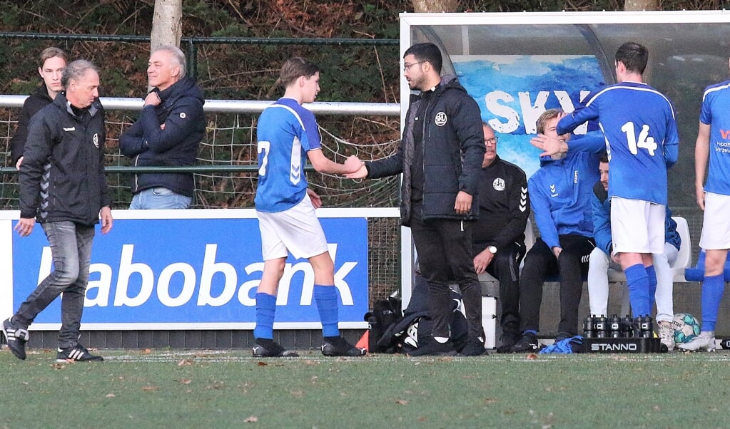 Zouhair Tamoussat (midden met bril) wordt met ingang van het komend seizoen (2023-2024) de nieuwe trainer van SKV. Hij volgt Jan Gaasbeek (uiterst links), wiens contract niet werd verlengd, op. 