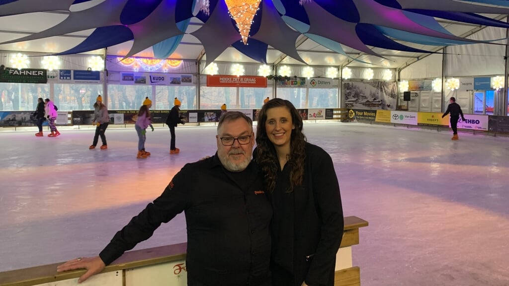 Guus Wijnsouw en Jessica van der Laan bij de overdekte ijsbaan op het Raadhuisplein.