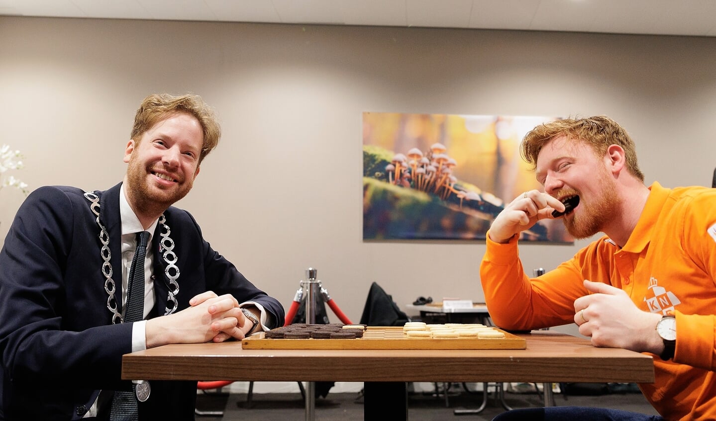 Jan Groenendijk kreeg voorafgaand aan de slotpartijen van het NK bezoek van Wageningens burgemeester Floor Vermeulen.